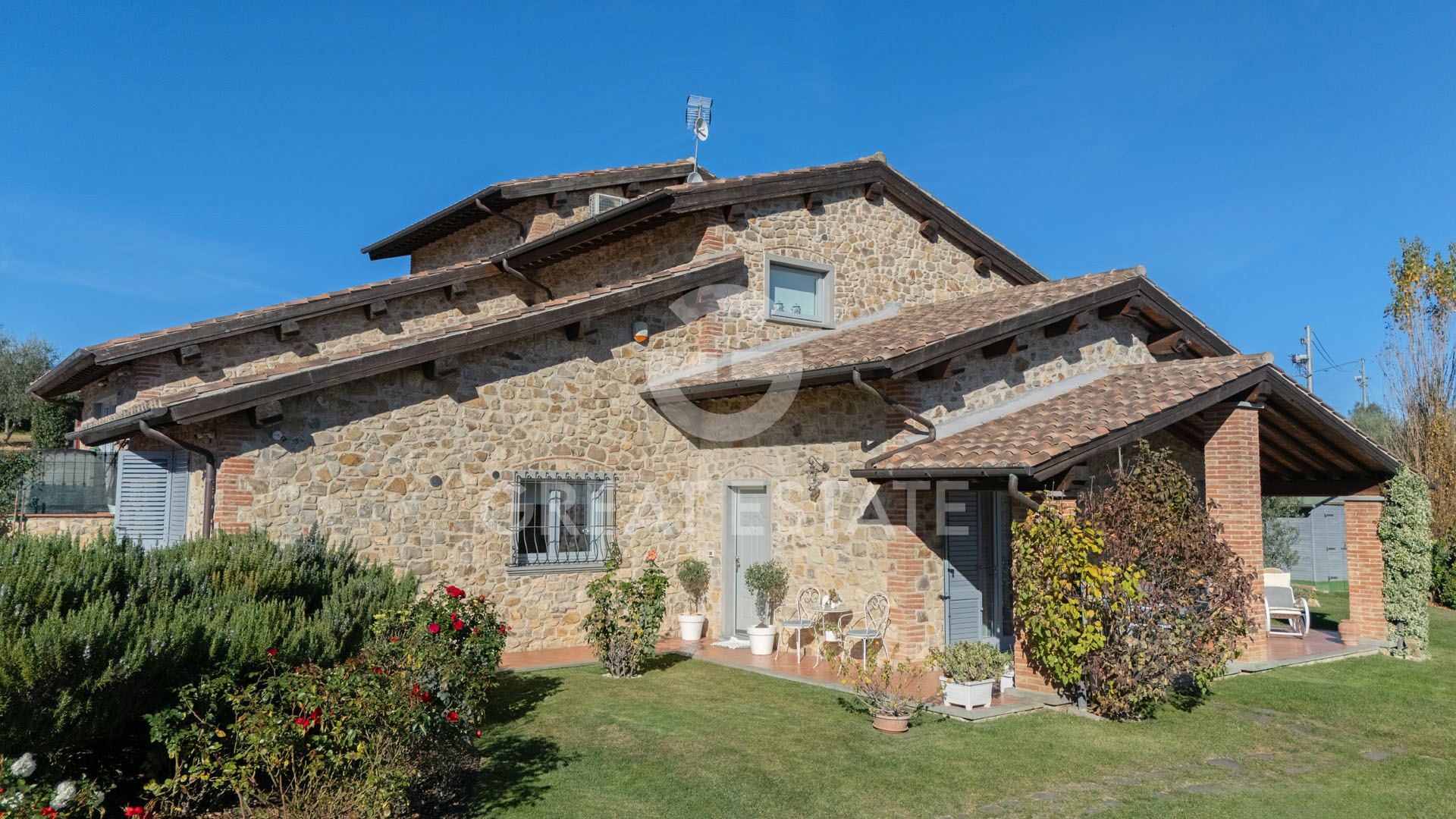 House in Monte San Savino - view 1