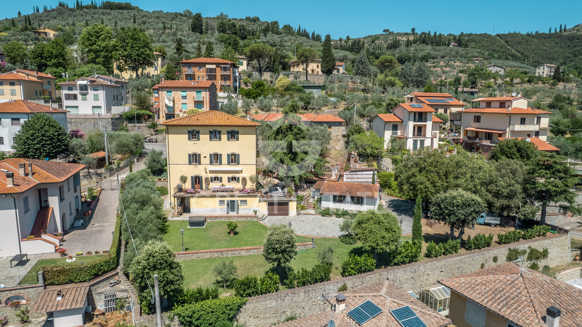 House in Castiglion Fiorentino - view 1