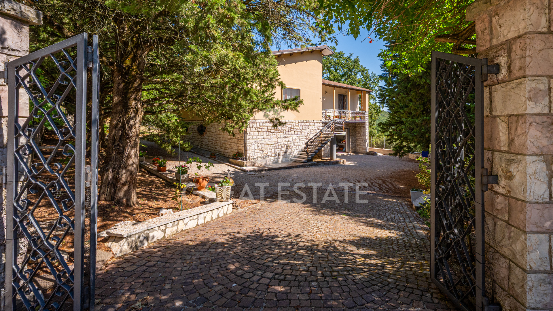 House in Casteldelmonte - view 1