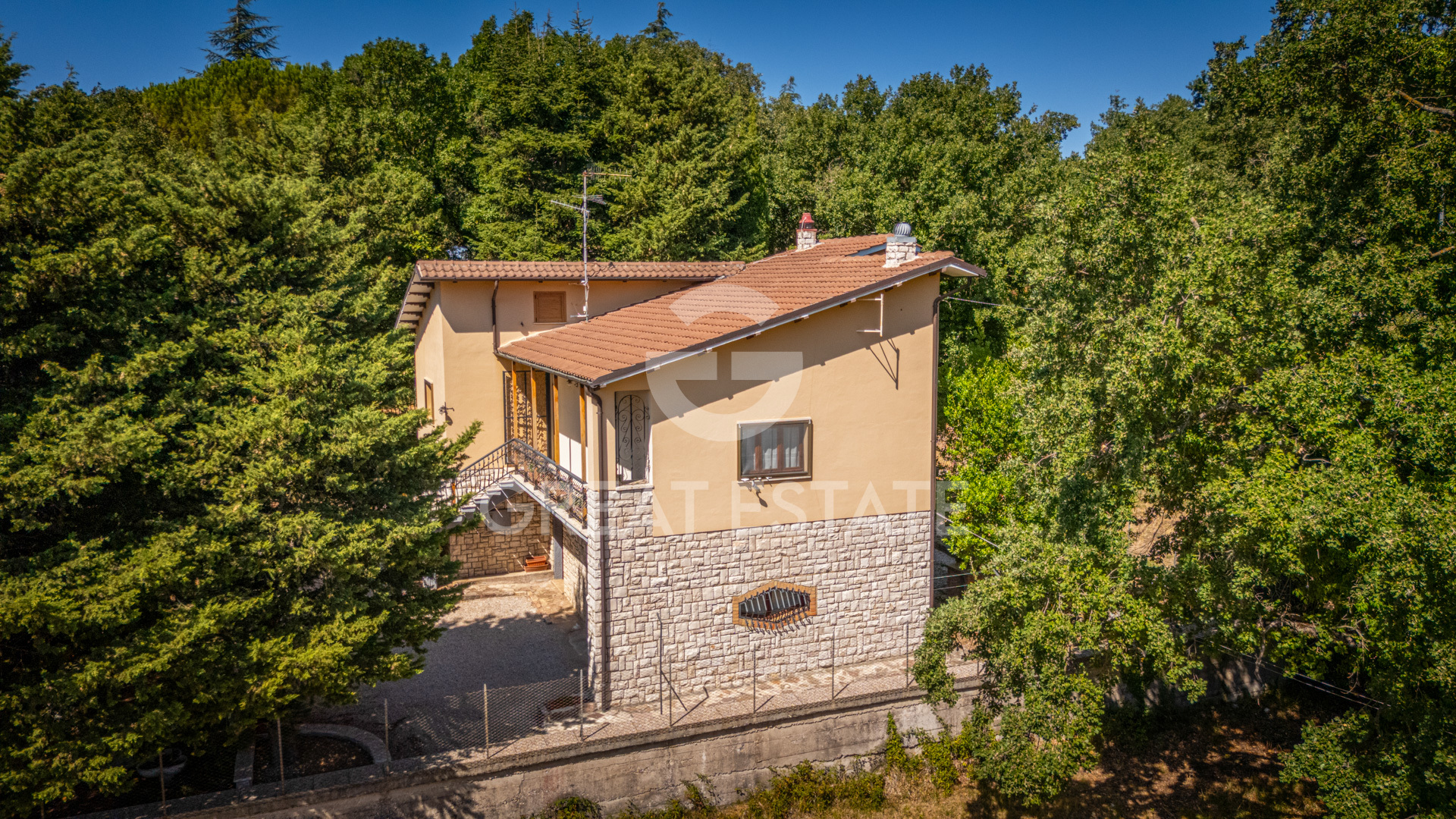 House in Casteldelmonte - Image 2