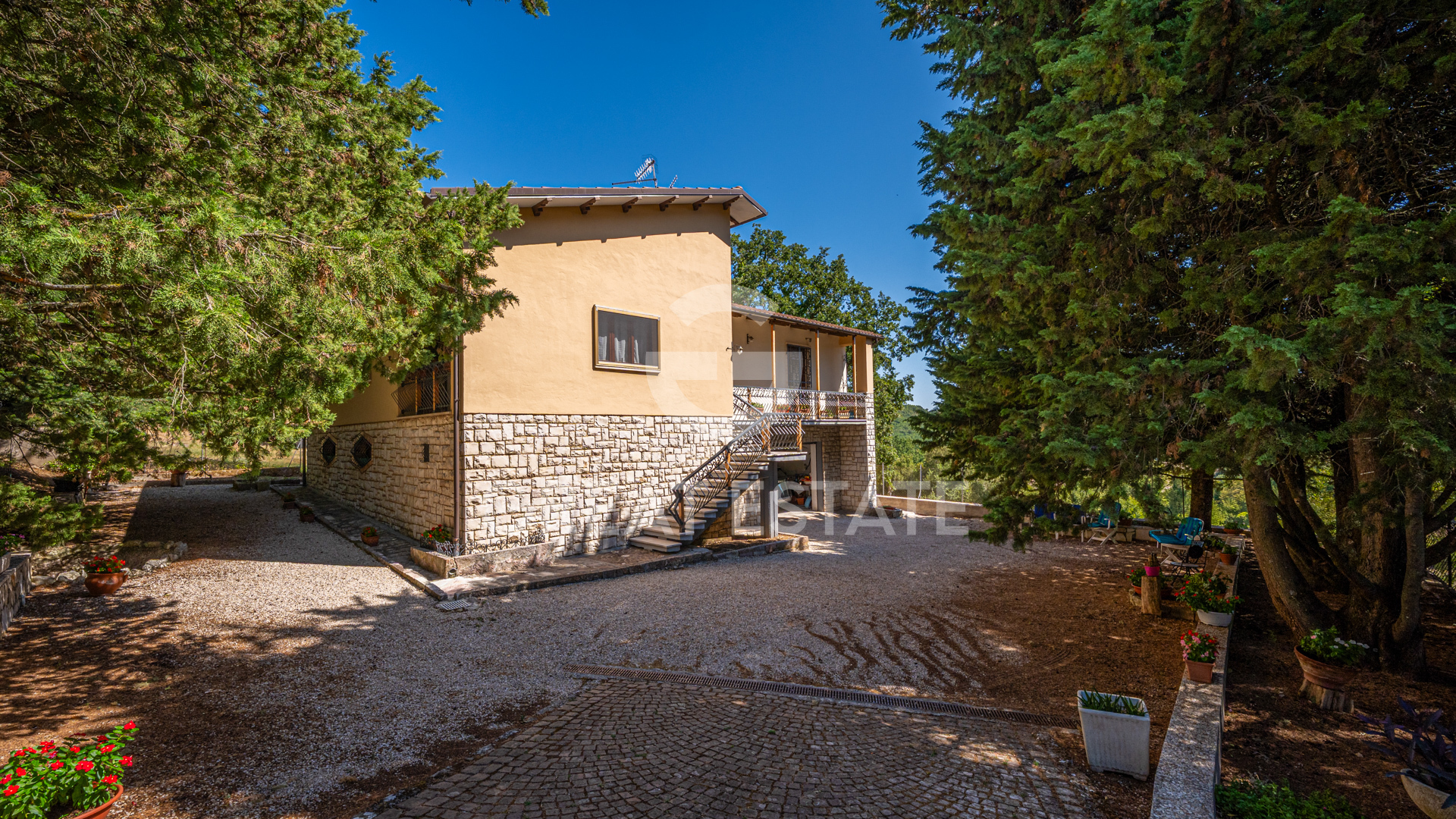 House in Casteldelmonte - Image 3