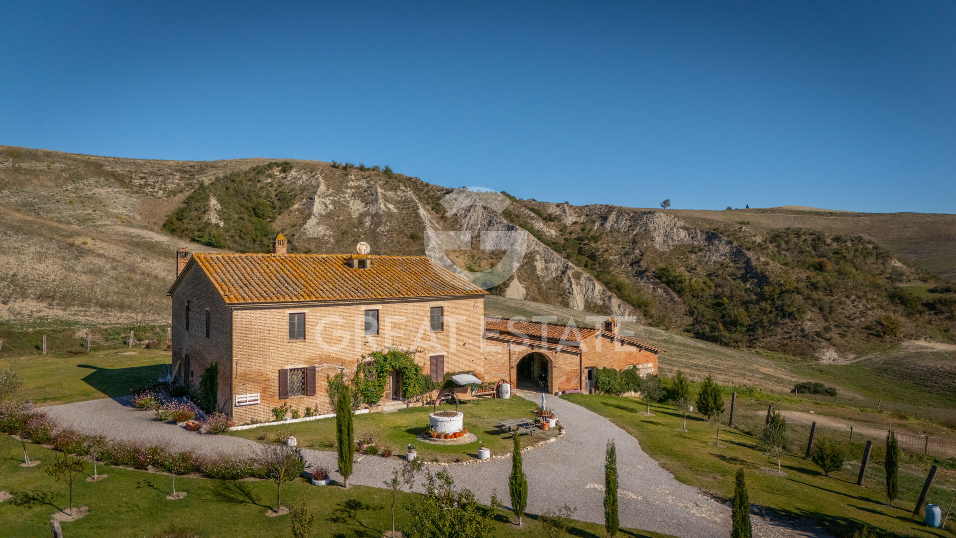 House in Asciano - view 1